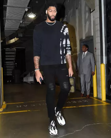 Nike de Anthony Davis adapta las zapatillas negras blancas Huarache en la cuenta de Instagram de @complexsneakers