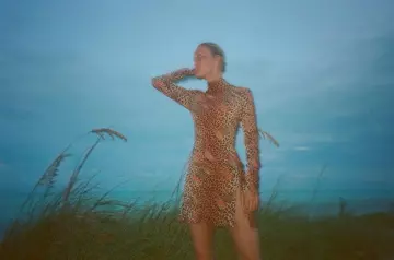 La robe col roulé léopard de Brie Larson sur le compte Instagram de @brielarson