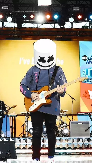 The t-shirt mariana Silva Off-White Marshmello on the account Instagram of @marshmellomusic