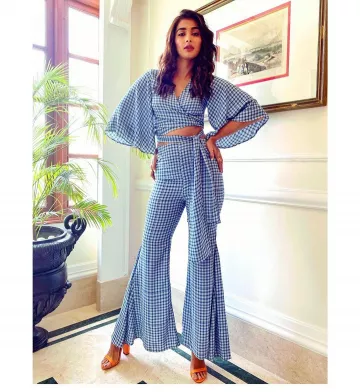 Missguided bloquer orange sandales à talons de Pooja Hegde sur l'Instagram account @lakshmilehr
