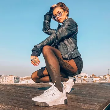 Zapatillas Puma blancas de Gaelle García Díaz con suela negra en la cuenta de Instagram de @gaellegd