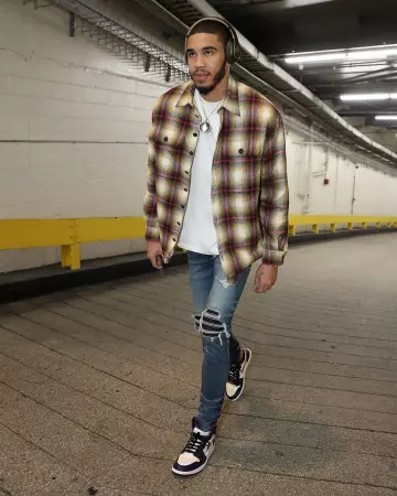 Les Sneakers Jordan 1 Retro High OG Defiant SB LA to Chicago de Jayson Tatum sur le compte Instagram de @leaguefits
