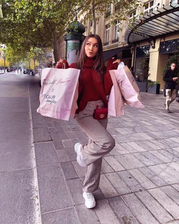 Les baskets blanches Jennyfer de TheDollBeauty sur le compte Instagram de @thedollbeauty