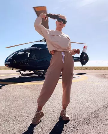 Jogging beige TheDollBeauty on the account Instagram of @thedollbeauty