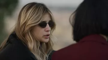 Noir les lunettes de soleil portées par Chiara Altieri (Benedetta Porcaroli) dans Bébé (S02E05)