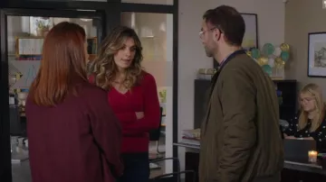 El jersey rojo de cuello en V de Olivia Alessandri (Laëtitia Milot) en Olivia (S01E03)
