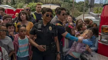 Les lunettes de soleil Krewe portées par Athena Grant (Angela Bassett) dans la série 9-1-1 (Saison 2 Épisode 18)