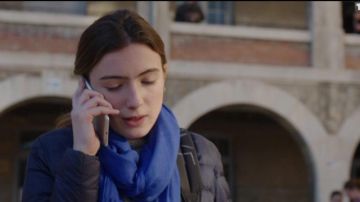 La chaqueta de plumón azul claro que lleva la hija de Olivia en Olivia (S01E03)