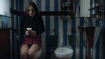 Rose à carreaux jupe portée par Virginie (Federica Lucaferri) dans Bébé (S02E05)