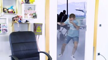 Les baskets blanches de Squeezie dans sa vidéo "les avions nous empoisonnent-ils?"