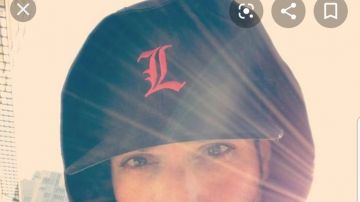 La casquette L Initial portée par Tom Ellis sur un post Instagram