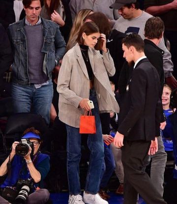 Jacquemus Moyo Veste portée par Kaia Jordan Gerber Chicago Bulls Vs Knicks de Jeu le 28 octobre 2019