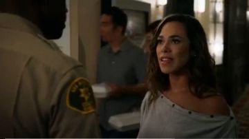Bouton Manches Chandail porté par Emilie Lopez (Jessica Camacho) dans Toute la Remontée de la Saison 1 Épisode 6