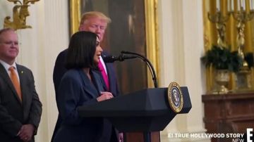 Blazer de cuello en V profundo de Givenchy Green usado por Kim Kardashian en Keeping Up with the Kardashians Temporada 17 Episodio 7