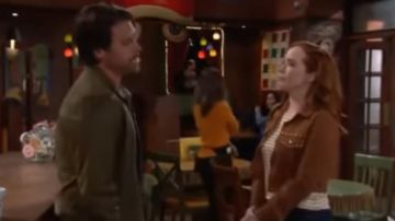 Sanctuary Ruby Scoop Neck Camiseta de lino usada por Mariah Copeland (Camryn Grimes) como se ve en The Young and the Restless 28 de octubre de 2019