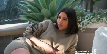 Sudadera con capucha de Yeezy Calabasas usada por Kim Kardashian en Keeping Up with the Kardashians Temporada 17 Episodio 7