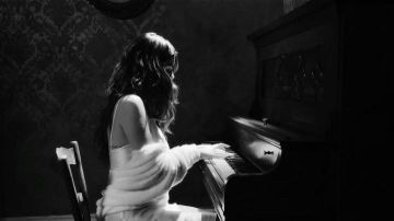 Olivia Von Halle Remy Ivoire vêtement de nuit Longue en Soie porté par Selena Gomez Instagram le 23 octobre 2019