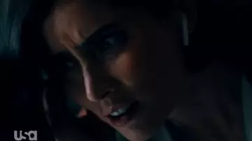 Bluetooth headset of Esme Carmona (Paola Núñez) in The Purge / American Nightmare (S02E02)