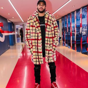 La veste Supreme x Jean Paul Gaultier en fausse fourrure portée par Neymar sur son compte Instagram @neymarjr 