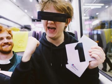 La Censure de l'Internet d'Une seule Pièce Noire de la Barre de Lunettes de Nouveauté de Lewis Capaldi sur l'Instagram account @lewiscapaldi