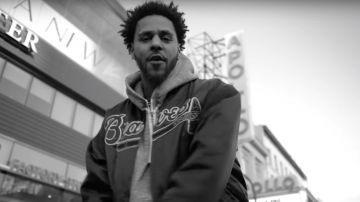 Chaqueta de los Atlanta Braves de MLB usada por J. Cole en Knock Tha Hustle (Remix) video musical de Cozz