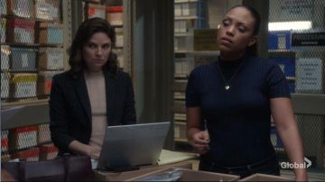Top acanalado de la Marina usado por Danny James (Jaime Lee Kirchner) en Bull Temporada 04 Episodio 06