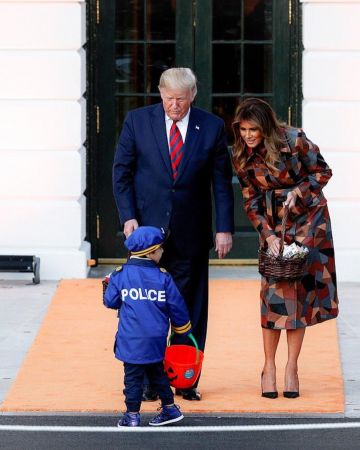 Manolo Blahnik BB Cuir 115mm Pompe porté par Melania Trump Maison Blanche le 28 octobre 2019