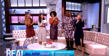 Sandro White Bootseen Midi Shirt Dress usado por Jeannie Mai n The Real (2013) 29 de octubre de 2019