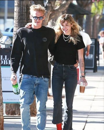 Reformación Jessie High Crop Boot Jeans usados por Miley Cyrus Studio City 25 de octubre de 2019