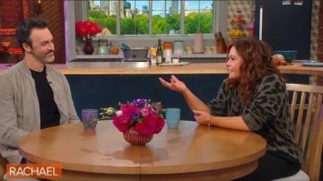 360 Cachemire Gris Marsha Léopard Pull en Cachemire porté par Rachael Ray sur Le Rachael Ray Show le 29 octobre 2019