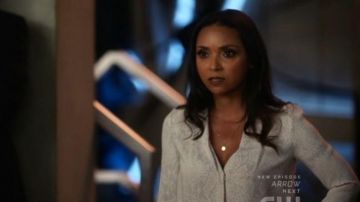 Babaton Serpent Blanc Imprimer Chemisier porté par Cecille Horton (Danielle Nicolet) dans le Flash de La Saison 06 Episode 04