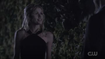 Jamais de nouvelles de Jasmin Paillettes de Torsion de l'habit porté par Mia Smoak (Katherine McNamara) dans Arrow Saison 08 Episode 01