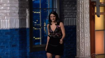 Autorretrato Negro Mini vestido de terciopelo de lentejuelas florales usado por Camila Mendes en The Late Show con Stephen Colbert 23 de octubre de 2019