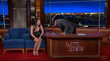Stuart Weitzman Sandalias nudistas negras usadas por Camila Mendes en The Late Show con Stephen Colbert 23 de octubre de 2019