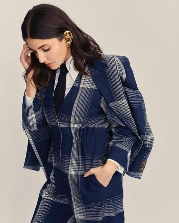 Bleu vérifié veste de Anushka Sharma sur l'Instagram account @anushkasharma