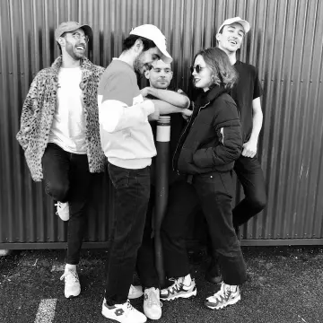 The coat of a leopard carried by Ilan Rabaté on the account Instagram of @therapietaxi