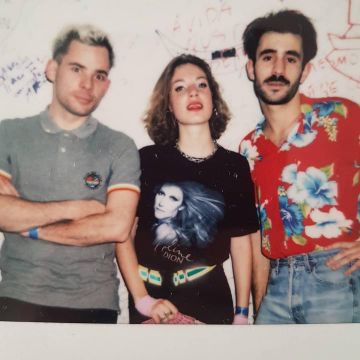 La camisa roja hawaiana de Raphaël Faget-Zaoui en la cuenta de Instagram de @therapietaxi