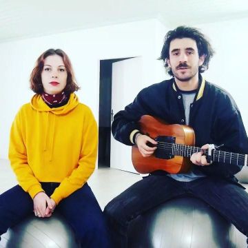 The sweatshirt hoody yellow Adelaide Chabannes de Balsac on the account Instagram of @therapietaxi