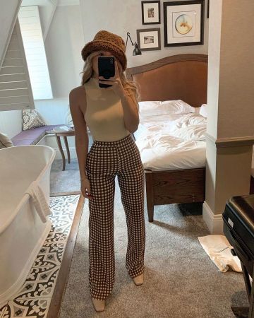 Los pantalones a cuadros marrones y blancos que lleva Mimiarr en la cuenta de Instagram de @mimiarr