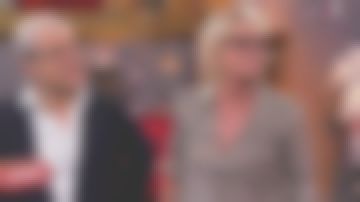 La clásica camisa de cuello estampado de seda negra de Sophie Davant en Affaire concluyó el 30.10.2019