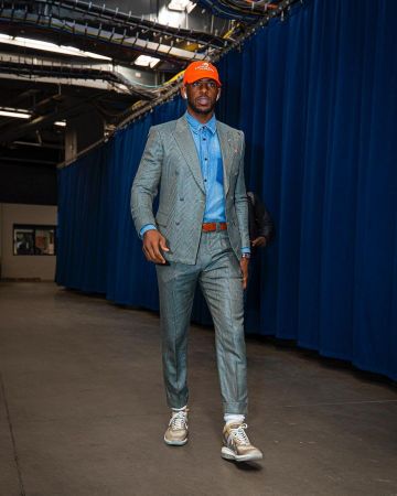 Sneakers Nike LeBron Icon John Elliott parachute beige of Chris Paul on the account Instagram of @leaguefits