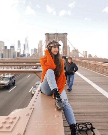 Le pull orange de Madison Ramaget sur le compte Instagram de @madisonramaget