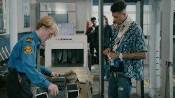 La Kooples Viscose bleu paisley long imprimé shirt porté par Blueface dans sa Première Classe de musique de la vidéo de l'exploit. Gunna