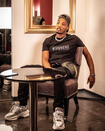 The t-shirt with logo "Givenchy Paris" carried by Niska on his account Instagram @niska_officiel