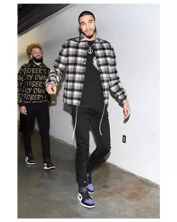 Les sneakers Jordan 1 Mid Obsidian Sanded Purple de Jayson Tatum sur le compte Instagram de @leaguefits