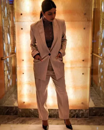 Les escarpins noirs de Priyanka Chopra sur le compte Instagram de @priyankachopra