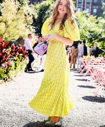 El vestido largo amarillo de Sadie Sink en la cuenta de Instagram de @sadiesink_