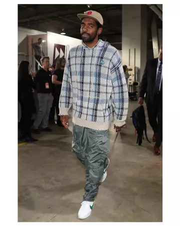 Les sneakers Nike Classic Cortez Stranger Things Hawkins High School de Kyrie Irving sur le compte Instagram de @leaguefits