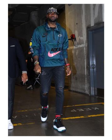 Sneakers Nike LeBron 7 NFW "Red Carpet" LeBron James on the account Instagram of @leaguefits