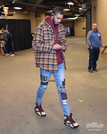 Le jean slim à design patchwork Amiri de Jayson Tatum sur le compte Instagram de @leaguefits
